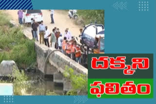 ఆయుధాల కోసం అన్వేషిస్తున్న మున్సిపల్ సిబ్బంది సిబ్బంది