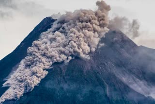 माउंट मेरापी ज्वालामुखी में विस्फोट