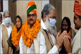 haryana home minister anil vij cried and felicitates neeraj chopras parents in panipat