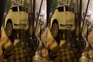 Speeding car collided with high voltage pole in delhi
