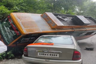 bus-overturned-on-car-near-Nainital-Kainchi-Dham