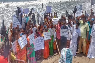 against fisheries bill  puducheery fishermen protest against fisheries bill  puducheery fishermen  fishermen  puducheery fishermen protest  fishermen protest  fishermen protest against fisheries bill  puducheery news  puducheery latest news  புதுச்சேரி செய்திகள்  மீன்வள மசோதா  கருப்புக்கொடி ஏந்தி மீனவர்கள் போராட்டம்  மீனவர்கள் போராட்டம்  புதுச்சேரி மீனவர்கள் போராட்டம்  மீன்வள மசோதாவை எதிர்த்து கருப்புக்கொடி ஏந்தி மீனவர்கள் போராட்டம்