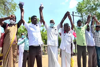 three farm bill  farmers protest  farmers protest against three farm bill  thoothukudi farmers protest against three farm bill  thoothukudi news  thoothukudi latest news  தூத்துக்குடி செய்திகள்  விவசாயிகள் போராட்டம்  மத்திய அரசுக்கு எதிராக விவசாயிகள் போராட்டம்  வேளாண் திருத்த சட்டம்  வேளாண் சட்டம்  தூத்துக்குடியில் விவசாயிகள் போராட்டம்