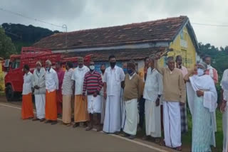 kotagiri-tea-estate-workers-staged-protest-to-change-bank-employee