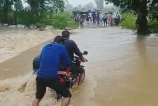 floods-viral-video-bike-from-the-drain-floods-video-in-satna