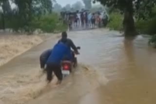 10 रुपयांच्या पैजेपायी गमावली 80 हजारांची दुचाकी, पाहा VIDEO