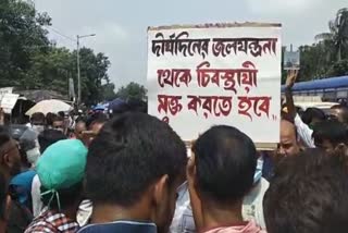 জমে থাকা জল বের করার দাবিতে পথ অবরোধ