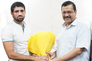 Arvind kejriwal felicitated ravi dahiya for his good performance