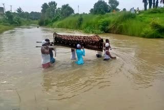 ಶವ ಹೊತ್ತುಕೊಂಡು ನದಿ ದಾಟಿದ ಗ್ರಾಮಸ್ಥರು