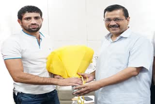 arvind-kejriwal-felicitated-ravi-dahiya-for-his-good-performance-in-olympics-games