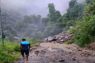 ধসের জেরে বন্ধ শিলিগুড়ি সিকিম যোগাযোগ