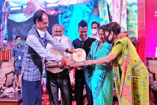 cm shivraj honored hockey player Vivek Sagar