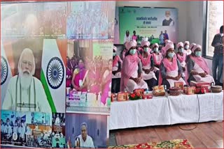 pm-modi-interacted-with-rudrapur-women-group