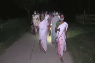 a-group-of-woman-comes-out-with-sticks-at-moran-etv-bharat-assam-news