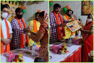 Women of Sonia Vihar tied rakhi to MP Manoj Tiwari and organization general secretary Siddharthan