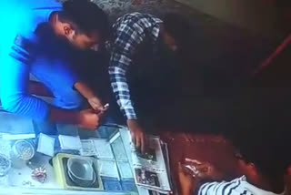 GHAZIABAD Thief caught on CCTV