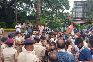 Congress besieges police station