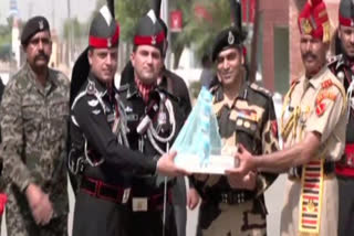 pakistan-independence-day-rangers-bsf-exchange-sweets-at-attari-wagah-border