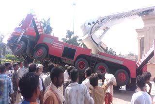 three-people-die-due-to-fire-brigades-hydraulic-crane-breaks-down-in-gwalior