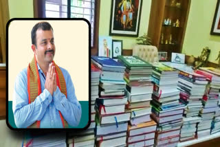 Minister sunil kumar receives hundreds of books instead of flowers