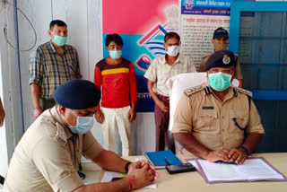 Roorkee police arrested two prize crooks