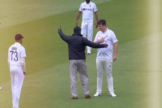 Eng vs Ind, 2nd Test: Pitch Invader casually joins Indian team after lunch