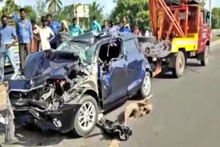 Two truck collided with car  selam news  selam latest news  car accident  car lorry accident  road accident  accident  விபத்து  கார் விபத்து  சாலை விபத்து  கார் மீது இரண்டு லாரி மோதி விபத்து  கார் மீது லாரி மோதி விபத்து  சேலம் செய்திகள்  சேலம் விபத்து  சேலத்தில் கார் மீது இரண்டு லாரி மோதி விபத்து