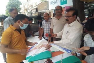 Amrit Festival of Independence: Tricolor kites were distributed to the youth in Janakpuri Delhi