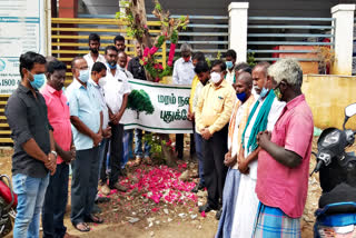 வெட்டப்பட்ட மரத்திற்கு கண்ணீர் அஞ்சலி செலுத்திய சமூக ஆர்வலர்கள்