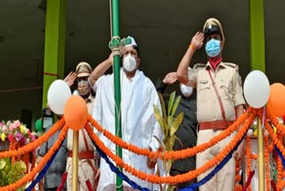 agriculture-minister-badal-patralekh-hoisted-flag-in-giridih