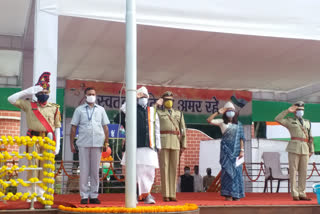 Kawasi Lakhma hoisted the flag on the 75th Independence Day program in Jagdalpur