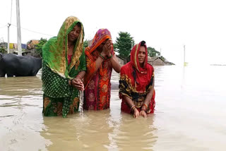 बाढ़ में मां गगा की गीत गा रही महिलाएं