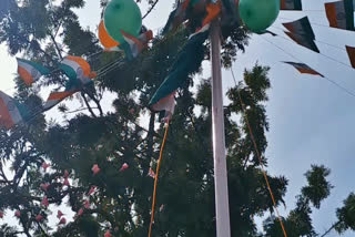 tiyagi daughter flagged off  hoisting the National Flag  National Flag  75th independence day  independence day  nilgiris news  nilgiris latest news  நீலகிரி செய்திகள்  கொடி  தியாகியின் மகள் ஏற்றிய கொடி  தியாகியின் வீடு முன் கொண்டாட்டம்  சுதந்திர தின விழா  75வது சுதந்திர தினம்  சுதந்திர தினம்  Independence Day celebrated in front of the martyr's house