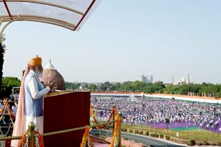 વડાપ્રધાન મોદી રાષ્ટ્રધ્વજ ફરકાવતા જ  ફુલવર્ષાનું વાતાવરણ