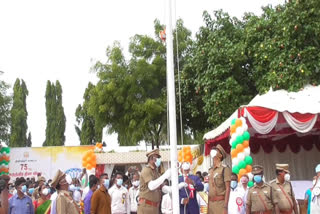 thirupattur news  thirupattur latest news  independence day celebration in thirupattur  75th independence day  75th independence day celebration  ndependence day  national flag  collector hoisting national flag  thirupattur collector  திருப்பத்தூர் செய்திகள்  திருப்பத்தூர் மாவட்ட ஆட்சியர்  கொடி ஏற்றி வைத்த ஆட்சியர்  தேசியக் கொடி  நலத்திட்ட உதவிகள்  75 ஆவது சுதந்திர தினம்  சுதந்திர தினம்  சுதந்திர தன விழா  சான்றிதழ் வழங்குதல்