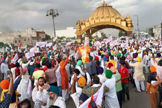 Ex-servicemen hold march at Singhu border on 75th Independence Day