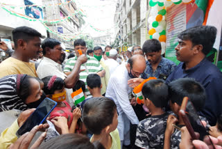 wb_kol_state minister javed ahmed khan distribute national flag among children _wbur10001