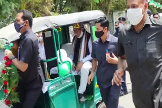 CM khattar in auto e-rickshaw