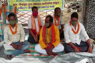 MGNREGA କାମରେ ବ୍ୟାପକ ଦୁର୍ନୀତି ଅଭିଯୋଗ, ତଦନ୍ତ ଦାବିରେ ଗ୍ରାମବାସୀଙ୍କ ଆମରଣ ଅନଶନ