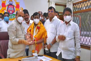 Union Minister Narayana swamy presents  Kalam book to CM Bommai