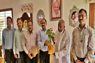 railway officials team visits to hd devegowda house