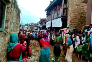 people throws cow dung cakes at each other during changalikevvana okulipeople throws cow dung cakes at each other during changalikevvana okuli