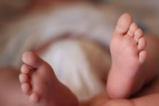 Newborn baby found in chandrapur, someone leave her on footpath