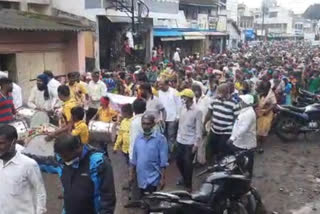 शिरोळ तालुक्यातील पुरग्रस्त रस्त्यावर; केल्या 'या' मागण्या