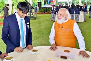 Gold medalist Neeraj Chopra  Gold medalist  Neeraj Chopra  गोल्ड मेडलिस्ट  नीरज चोपड़ा  PM Modi question  पीएम मोदी का सवाल  मोदी और भारतीय एथलीट  टोक्यो एथलीट से मिलते हुए पीएम मोदी  Sports News