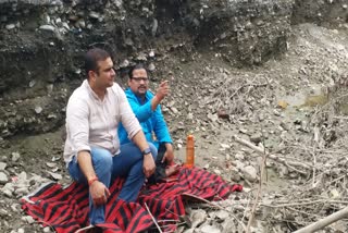 councilor-ravi-joshi-staging-inside-the-pit-and-doing-protest-in-haldwani