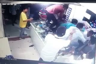 Mobile shopkeeper was beaten up by goons