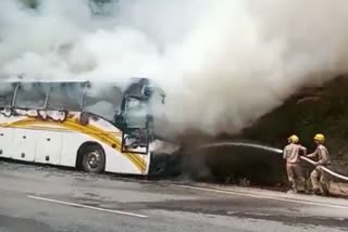 A sudden fire broke out in a Volvo bus parked on the roadside in Ramshila kullu, रामशिला कुल्लू में सड़क किनारे खड़ी वॉल्वो बस में अचानक आग लग गई