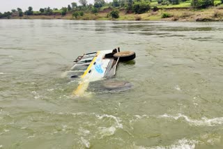 Jeep fell from bridge of Parvati river