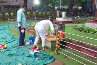 राणेंच्या अभिवादनानंतर शिवसैनिकांकडून बाळासाहेबांच्या स्मृतीस्थळाचे शुद्धीकरण